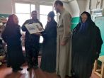 Паломник передаёт в дар монастырю книгу с историей Кылтовского монастыря